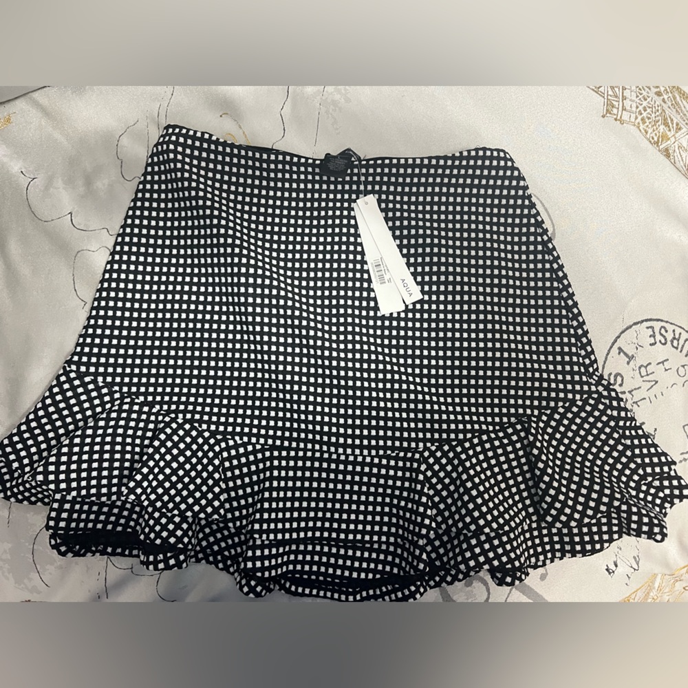 AQUA short black and white flowy skirt. Unworn with the tags on!